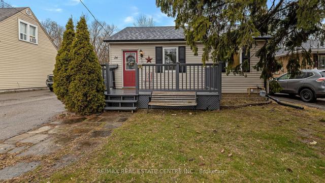 26 Clarence St, House detached with 2 bedrooms, 1 bathrooms and 5 parking in Brampton ON | Image 1