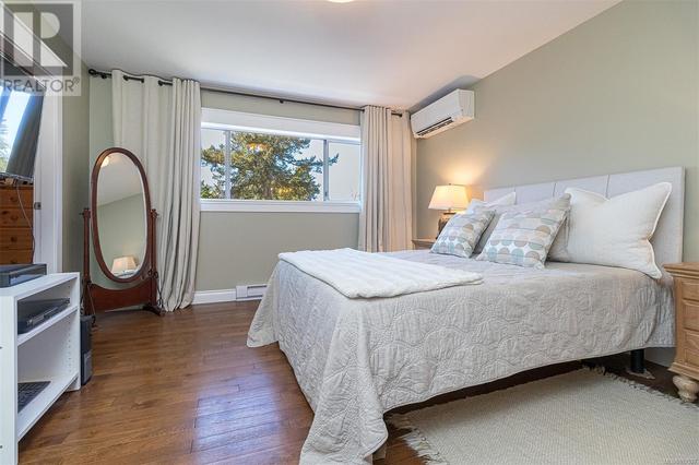 924 Deal St, House detached with 4 bedrooms, 4 bathrooms and 5 parking in Oak Bay BC | Image 29