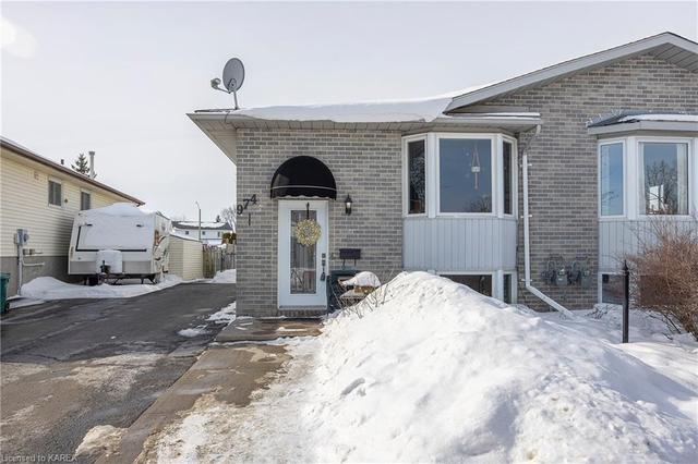 974 Uxbridge Crescent, House semidetached with 4 bedrooms, 2 bathrooms and 2 parking in Kingston ON | Image 3