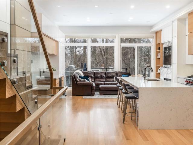 333 Sheldrake Blvd, House detached with 4 bedrooms, 5 bathrooms and 3 parking in Toronto ON | Image 4