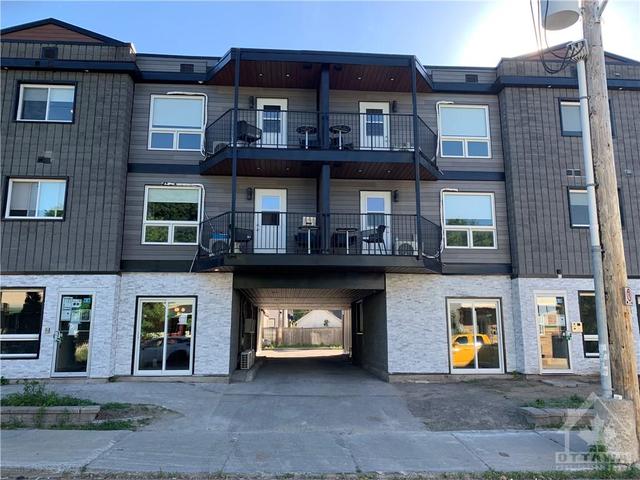 301 - 238 Carruthers Avenue, Condo with 2 bedrooms, 1 bathrooms and null parking in Ottawa ON | Image 1