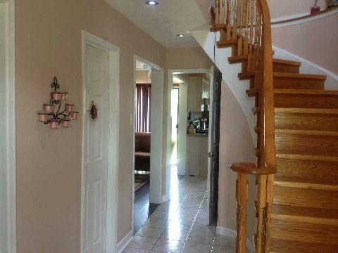 2916 Crosscurrent Dr, House detached with 3 bedrooms, 4 bathrooms and 4 parking in Mississauga ON | Image 2