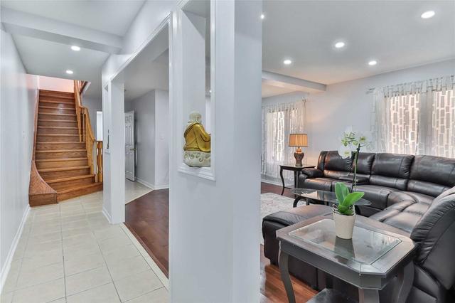 92 Charles Brown Rd, House detached with 4 bedrooms, 4 bathrooms and 3 parking in Markham ON | Image 4