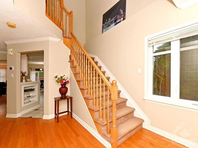 211 Deercroft Avenue, Townhouse with 3 bedrooms, 3 bathrooms and 2 parking in Ottawa ON | Image 2