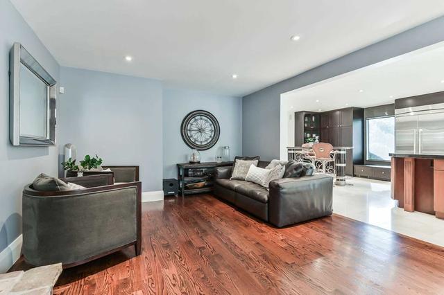 208 Carlton Rd, House detached with 4 bedrooms, 3 bathrooms and 4 parking in Markham ON | Image 3