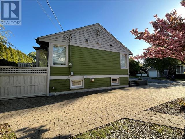 875 Phoenix St, House detached with 4 bedrooms, 3 bathrooms and 3 parking in Esquimalt BC | Image 6