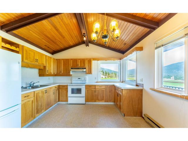 3481 Crestview Road, House detached with 2 bedrooms, 2 bathrooms and null parking in Central Kootenay B BC | Image 12