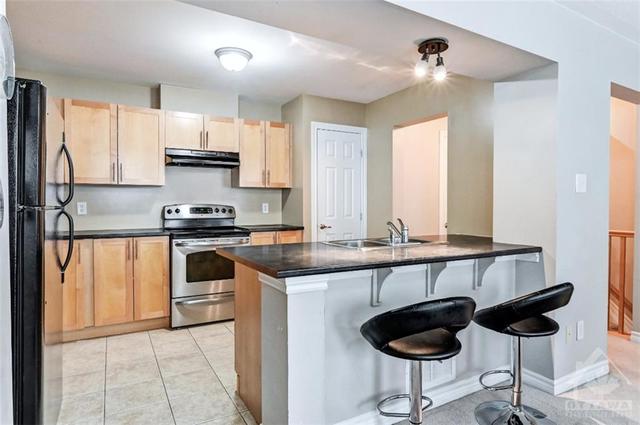 2050 Madrid Avenue, Townhouse with 2 bedrooms, 2 bathrooms and 3 parking in Ottawa ON | Image 9