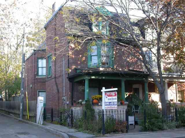 1 - 254 a Carlton St E, House detached with 3 bedrooms, 2 bathrooms and null parking in Toronto ON | Image 1