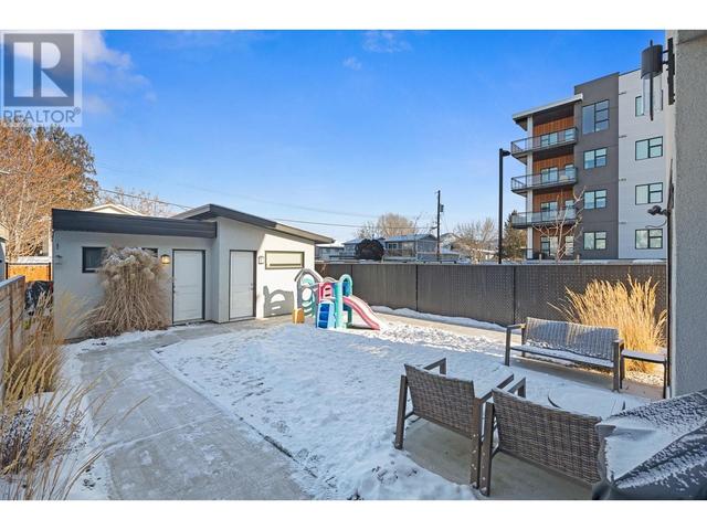 1068 Lawson Avenue, House attached with 4 bedrooms, 2 bathrooms and 1 parking in Kelowna BC | Image 30