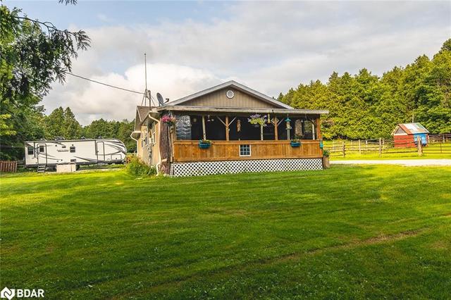 2181 Town Line Road, House detached with 3 bedrooms, 1 bathrooms and null parking in Oro Medonte ON | Image 2