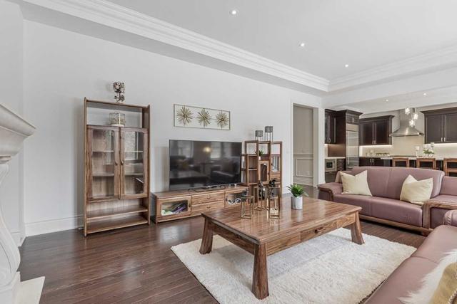 10 Heathmont Crt, House detached with 7 bedrooms, 6 bathrooms and 4 parking in Richmond Hill ON | Image 3