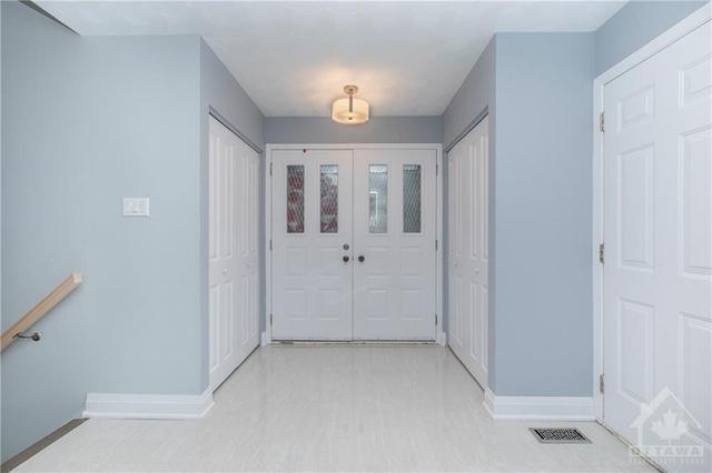 10 Weatherwood Crescent, House detached with 3 bedrooms, 2 bathrooms and 4 parking in Ottawa ON | Image 3