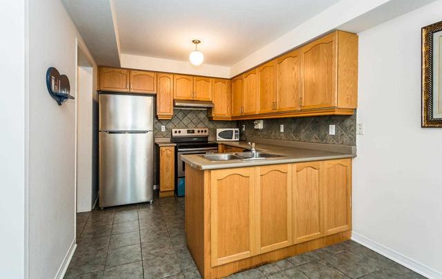 3513 Southwick St, House attached with 3 bedrooms, 3 bathrooms and 1 parking in Mississauga ON | Image 6