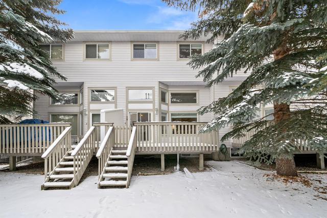 72 Kingsland Court Sw, Home with 3 bedrooms, 2 bathrooms and 2 parking in Calgary AB | Image 4