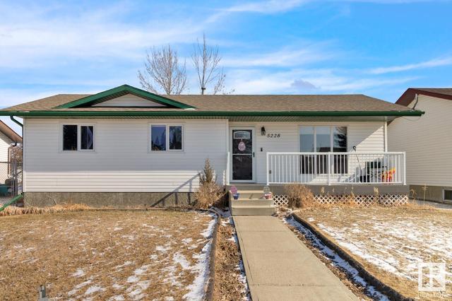 5228 54 Av, House detached with 3 bedrooms, 2 bathrooms and null parking in Mundare AB | Image 1