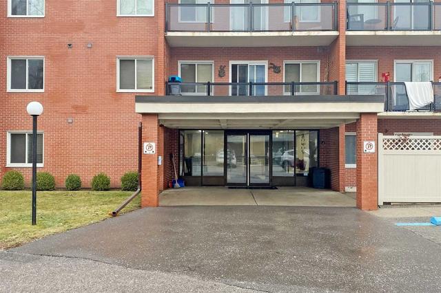 105 - 131 Taunton Rd E, Condo with 1 bedrooms, 1 bathrooms and 1 parking in Oshawa ON | Image 9