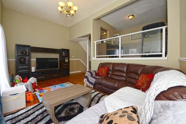 34 Mccallum Crt, Townhouse with 3 bedrooms, 2 bathrooms and 1 parking in Brampton ON | Image 5