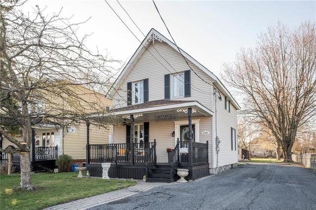 228 Third Street W, House detached with 3 bedrooms, 2 bathrooms and 8 parking in Cornwall ON | Card Image