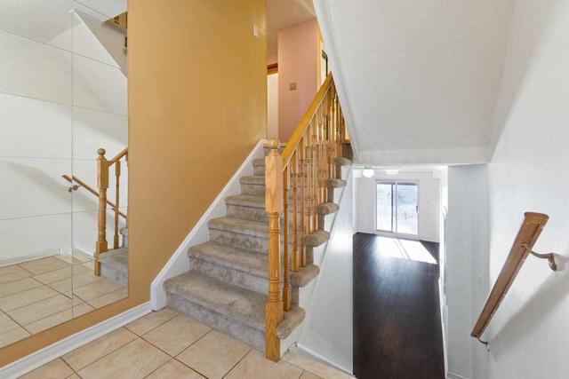 41 Wilmont Crt, House attached with 3 bedrooms, 3 bathrooms and 2 parking in Brampton ON | Image 3