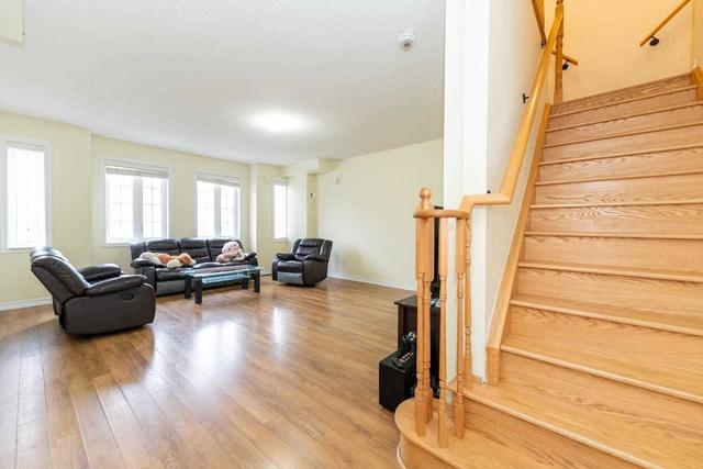 39 Sprucewood Rd, House attached with 3 bedrooms, 4 bathrooms and 3 parking in Brampton ON | Image 4