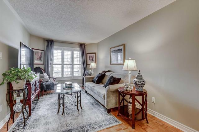 32 Andy Cres, House detached with 4 bedrooms, 3 bathrooms and 3 parking in Vaughan ON | Image 4