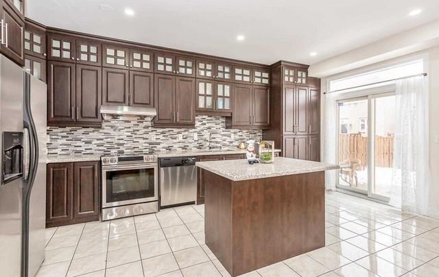 21 Sherbrooke St, House detached with 4 bedrooms, 5 bathrooms and 6 parking in Brampton ON | Image 2