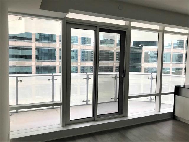 1003 - 1 Bloor St E, Condo with 1 bedrooms, 1 bathrooms and 0 parking in Toronto ON | Image 6