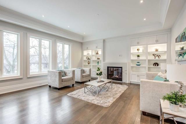 70 Weybourne Cres, House detached with 4 bedrooms, 6 bathrooms and 6 parking in Toronto ON | Image 2