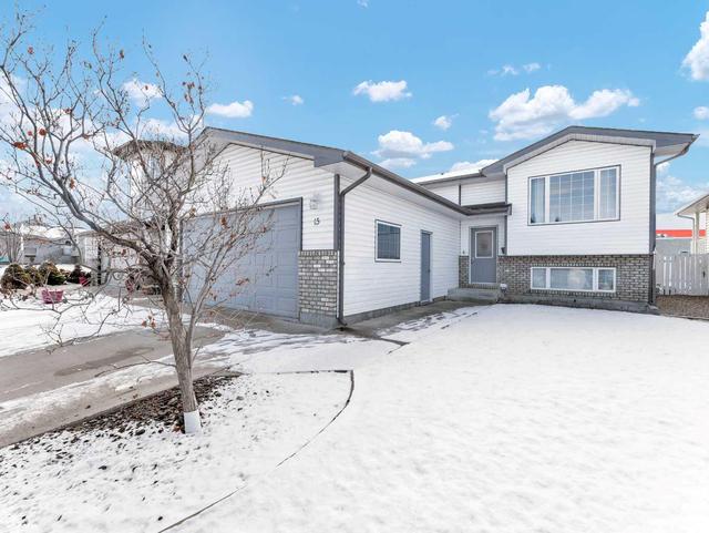 15 Sunrise Street Sw, House detached with 5 bedrooms, 3 bathrooms and 4 parking in Medicine Hat AB | Image 1