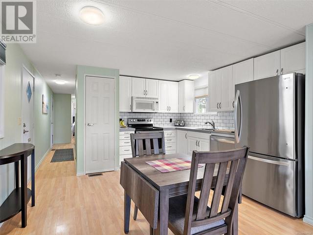 9399 Brookwood Dr, House other with 2 bedrooms, 1 bathrooms and 2 parking in Sidney BC | Image 3