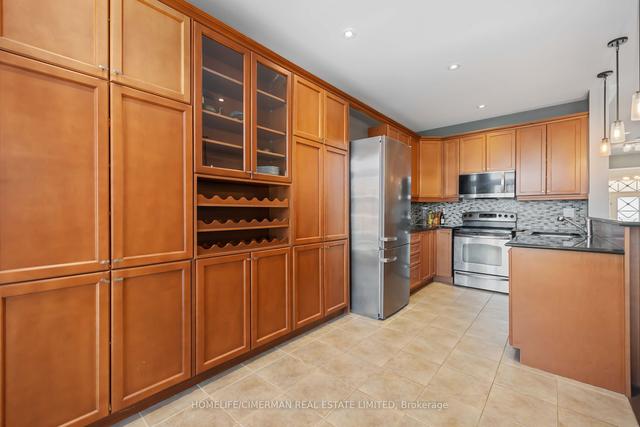 10 Woodville Dr, House detached with 4 bedrooms, 4 bathrooms and 4 parking in Vaughan ON | Image 4