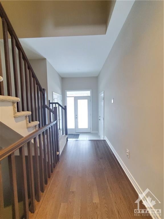 495 Markdale Terrace, Townhouse with 3 bedrooms, 3 bathrooms and 2 parking in Ottawa ON | Image 2