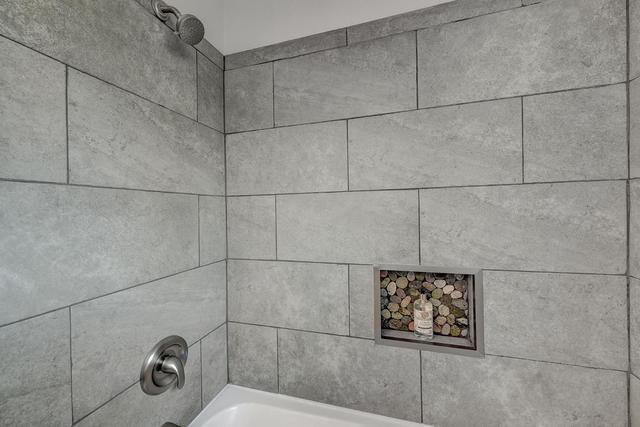 main floor tub/shower | Image 15