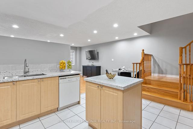18 Oliti Crt, House semidetached with 3 bedrooms, 4 bathrooms and 3 parking in Toronto ON | Image 2