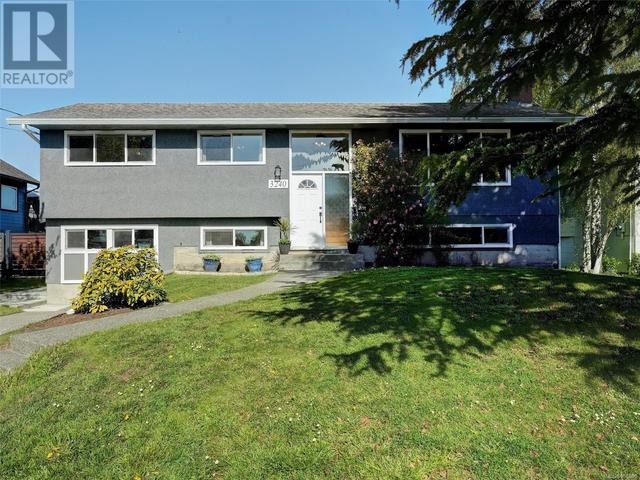 3240 Eldon Pl, House detached with 5 bedrooms, 2 bathrooms and 2 parking in Saanich BC | Image 2
