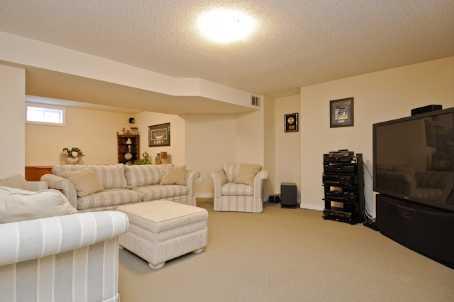 860 Coldstream St, House detached with 2 bedrooms, 3 bathrooms and 4 parking in Oshawa ON | Image 7