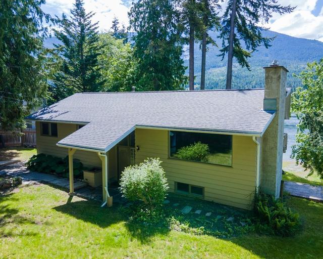 7484 Highway 3a, House detached with 4 bedrooms, 3 bathrooms and null parking in Central Kootenay E BC | Image 7