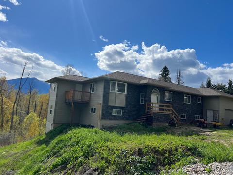 5423 Highway 3a, House detached with 4 bedrooms, 2 bathrooms and 20 parking in Central Kootenay C BC | Card Image