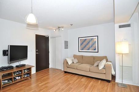 809 - 76 Shuter St, Condo with 1 bedrooms, 1 bathrooms and null parking in Toronto ON | Image 3