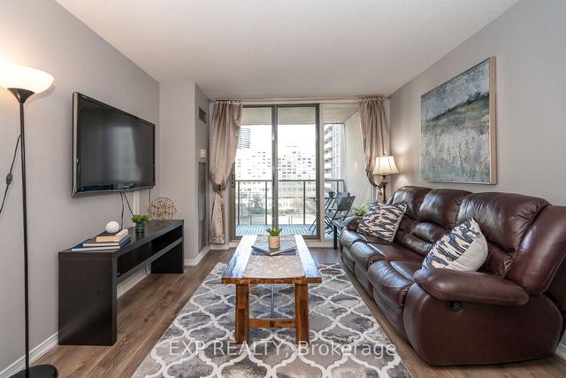 902 - 750 Bay St, Condo with 1 bedrooms, 1 bathrooms and 1 parking in Toronto ON | Image 6