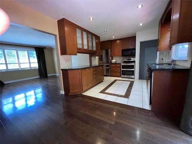 162 Oakridge Dr, House detached with 2 bedrooms, 2 bathrooms and 3 parking in Toronto ON | Image 7