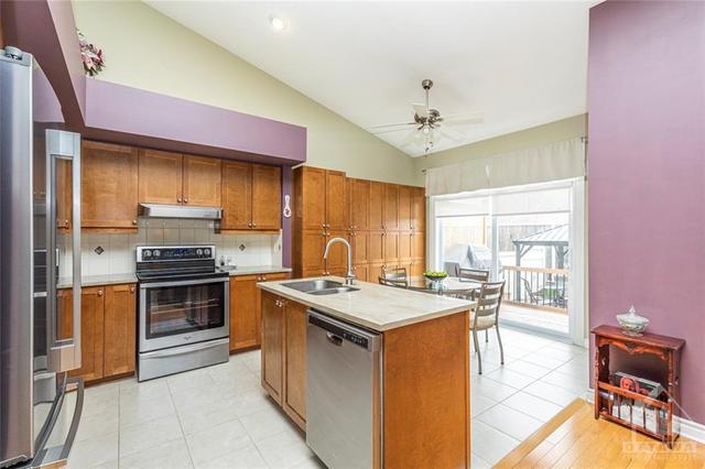 329 Nestleton Street, House detached with 3 bedrooms, 3 bathrooms and 6 parking in Ottawa ON | Image 8