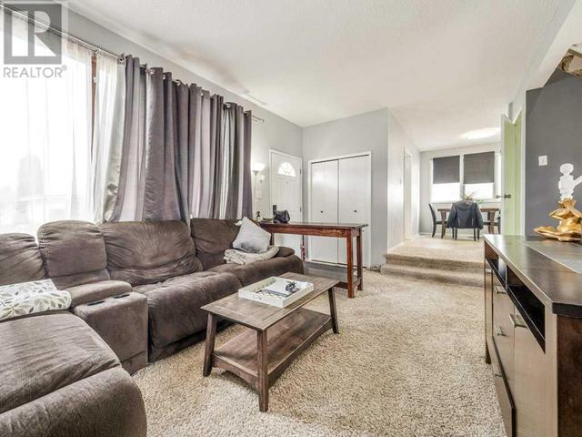 71 Laval Road W, House detached with 3 bedrooms, 3 bathrooms and 2 parking in Lethbridge AB | Image 4