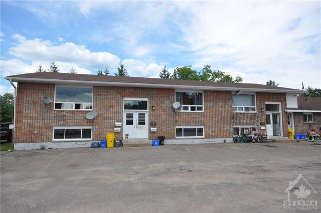 c - 55 Mohns Avenue, Condo with 2 bedrooms, 1 bathrooms and 1 parking in Petawawa ON | Image 2