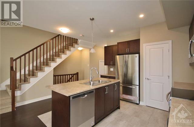 15 Rookie Crescent, Townhouse with 3 bedrooms, 3 bathrooms and 2 parking in Ottawa ON | Image 11