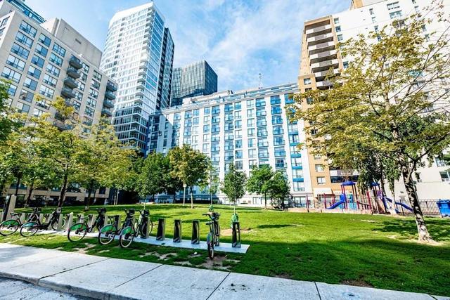 1006 - 75 Dalhousie St, Condo with 2 bedrooms, 1 bathrooms and 0 parking in Toronto ON | Image 1