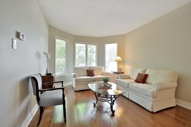 104 Triller Pl, House detached with 3 bedrooms, 3 bathrooms and 4 parking in Oakville ON | Image 2