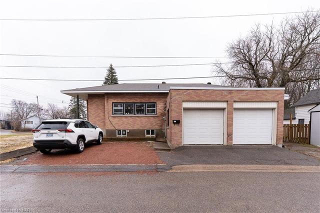 119 Salisbury Avenue, House detached with 4 bedrooms, 2 bathrooms and 4 parking in Sault Ste. Marie ON | Image 3