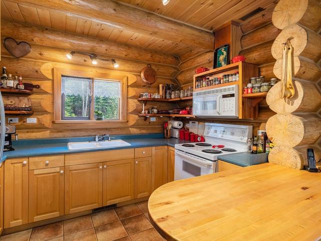 2604 Big Bend Highway, House detached with 3 bedrooms, 3 bathrooms and null parking in Columbia Shuswap A BC | Image 6